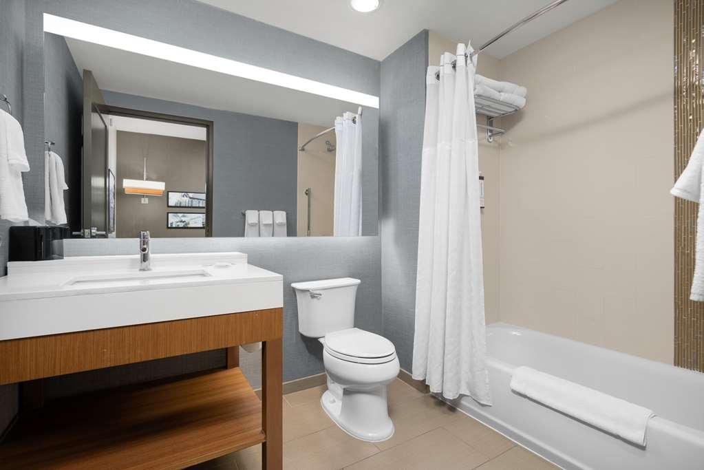 Hyatt Place Iowa City Downtown Room photo