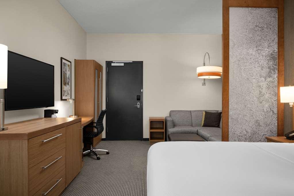 Hyatt Place Iowa City Downtown Room photo