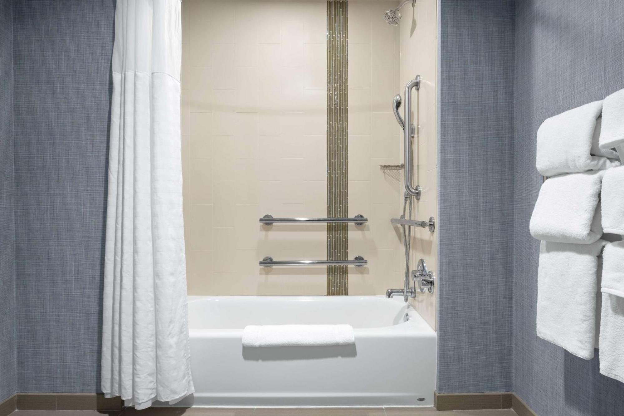 Hyatt Place Iowa City Downtown Room photo